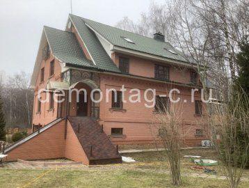 Демонтаж кирпичного трехэтажного дома