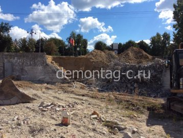 Демонтаж подпорной стены и разработка котлована