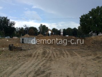 Демонтаж подпорной стены и разработка котлована