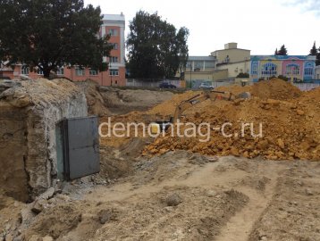 Демонтаж подпорной стены и разработка котлована
