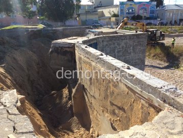 Демонтаж подпорной стены и разработка котлована